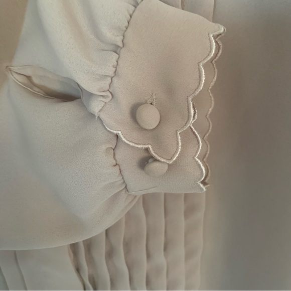 VINTAGE YVES VENET PLEATED BLOUSE IN BEIGE / LACE SCALLOP COLLAR / MED - LARGE - Picture 7 of 12